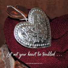 ALT="tin scrolled heart on saddle horn"